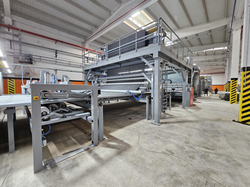 Det er en tæppemaskine, som denne den tyrkiske kunde har købt med finansiering fra EIFO.